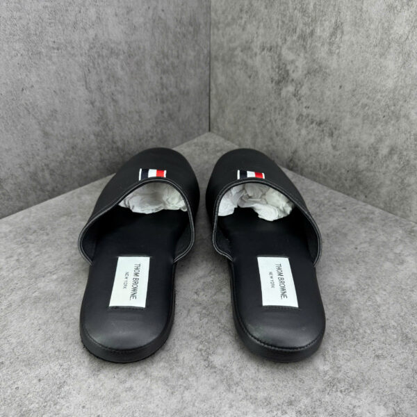 Sục THOM BROWNE