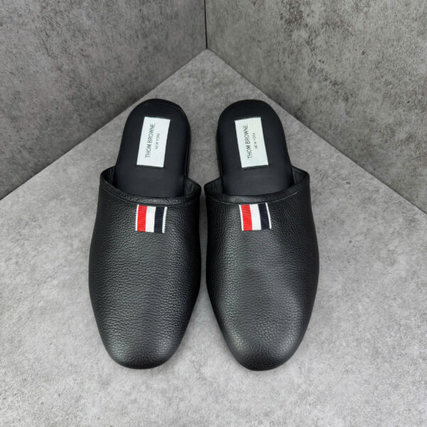Sục THOM BROWNE